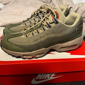 Nike Air Max 95 SE in Olive and Black